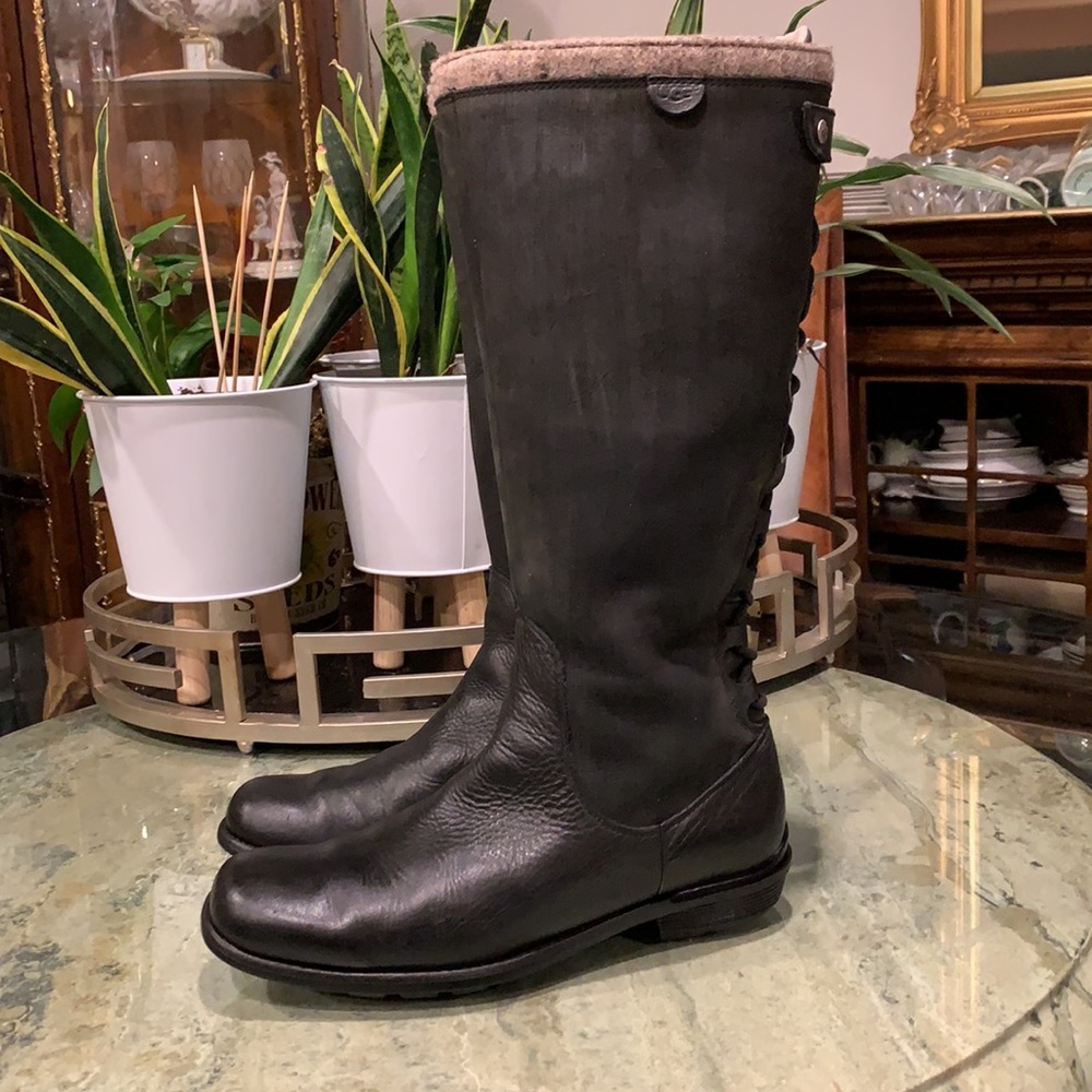 UGG BLACK LEATHER WITH GENUINE SHEEPSKIN BOOTS, SIZE 9